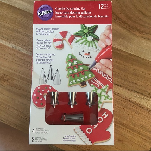 Wilton Cookie Decorating Set 12 pieces (8 bags + 4 Decorating Tips) - Picture 1 of 6